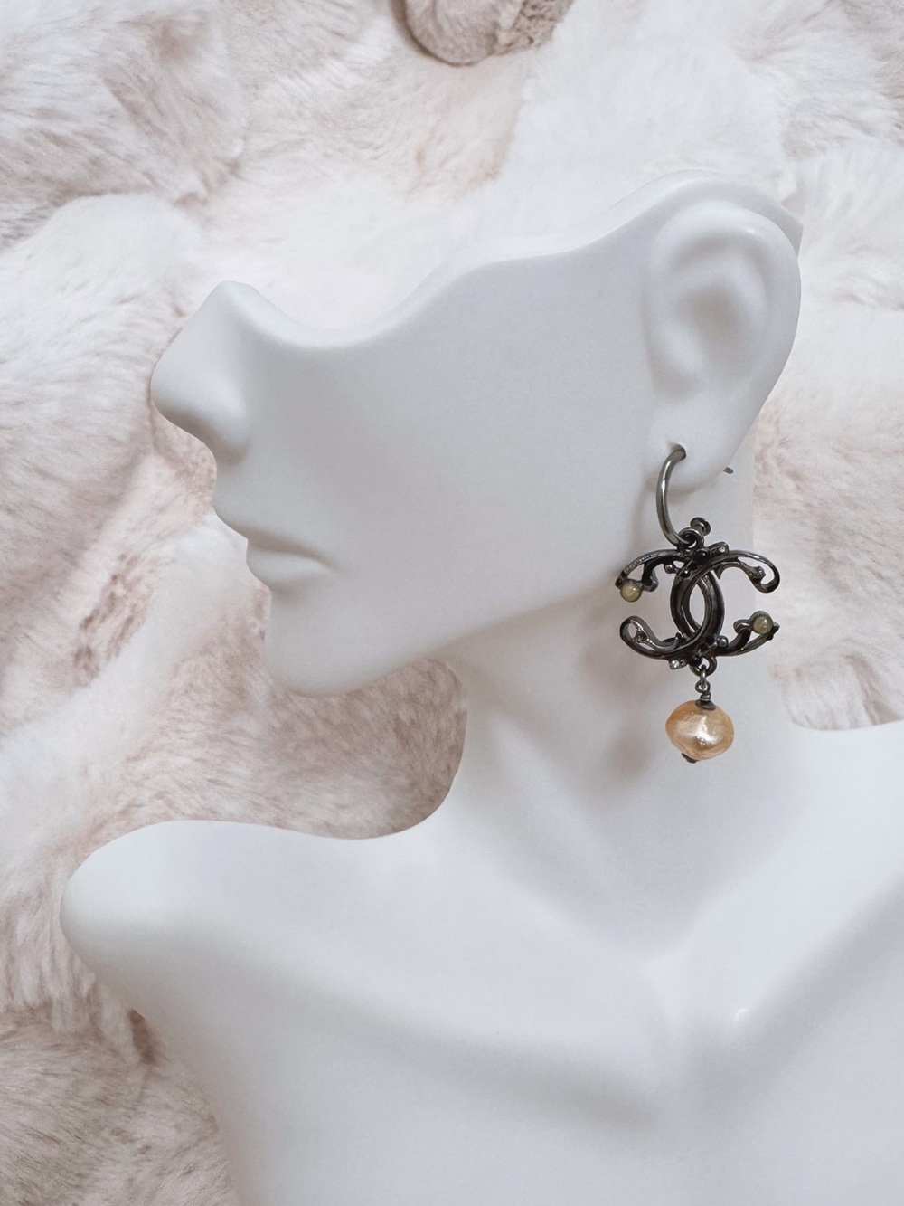Chanel vintage gunmetal-toned earrings with CC logo and pearl drops - Picture 2 of 8